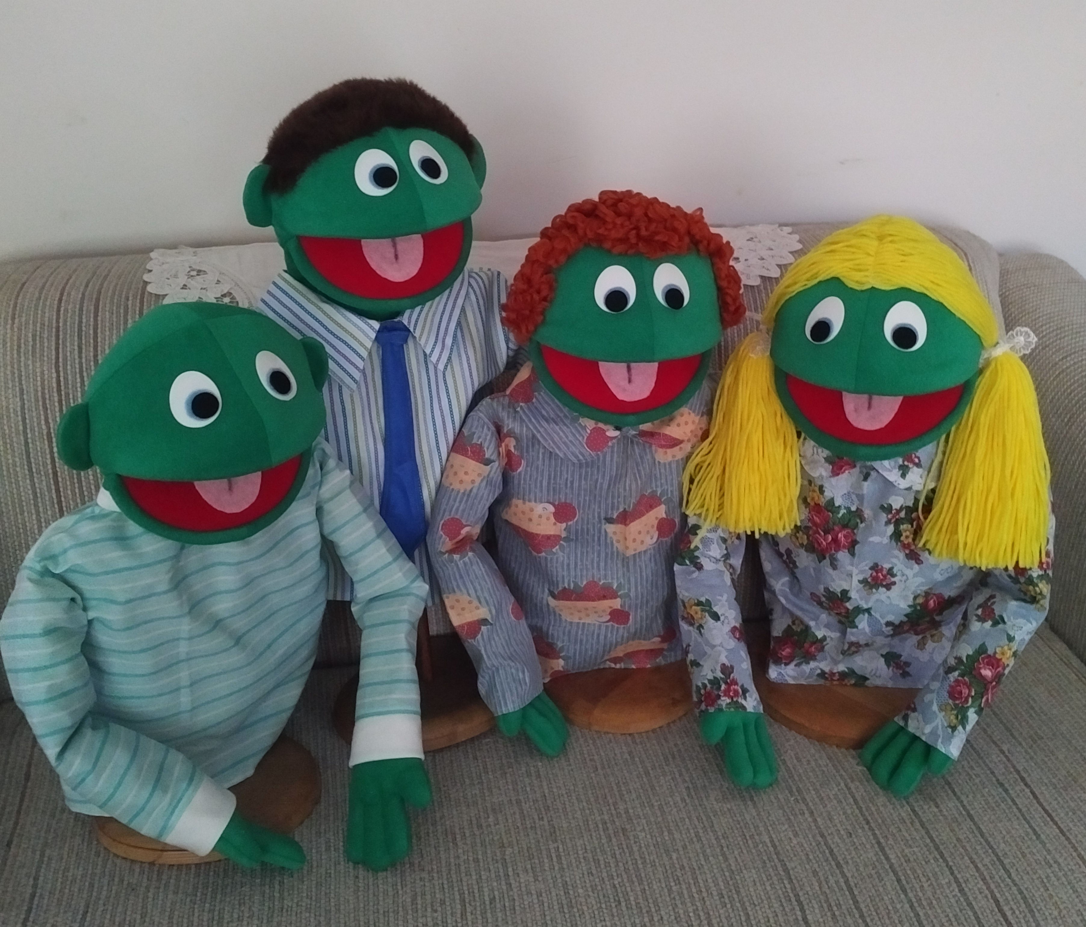Green Family Puppet Set